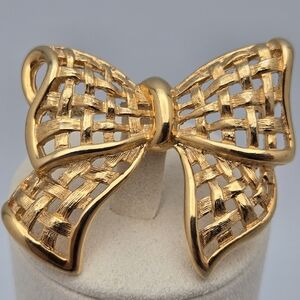 Basket Weave Ribbon Bow Vintage Gold-Tone Brooch Textured Retro Pin
